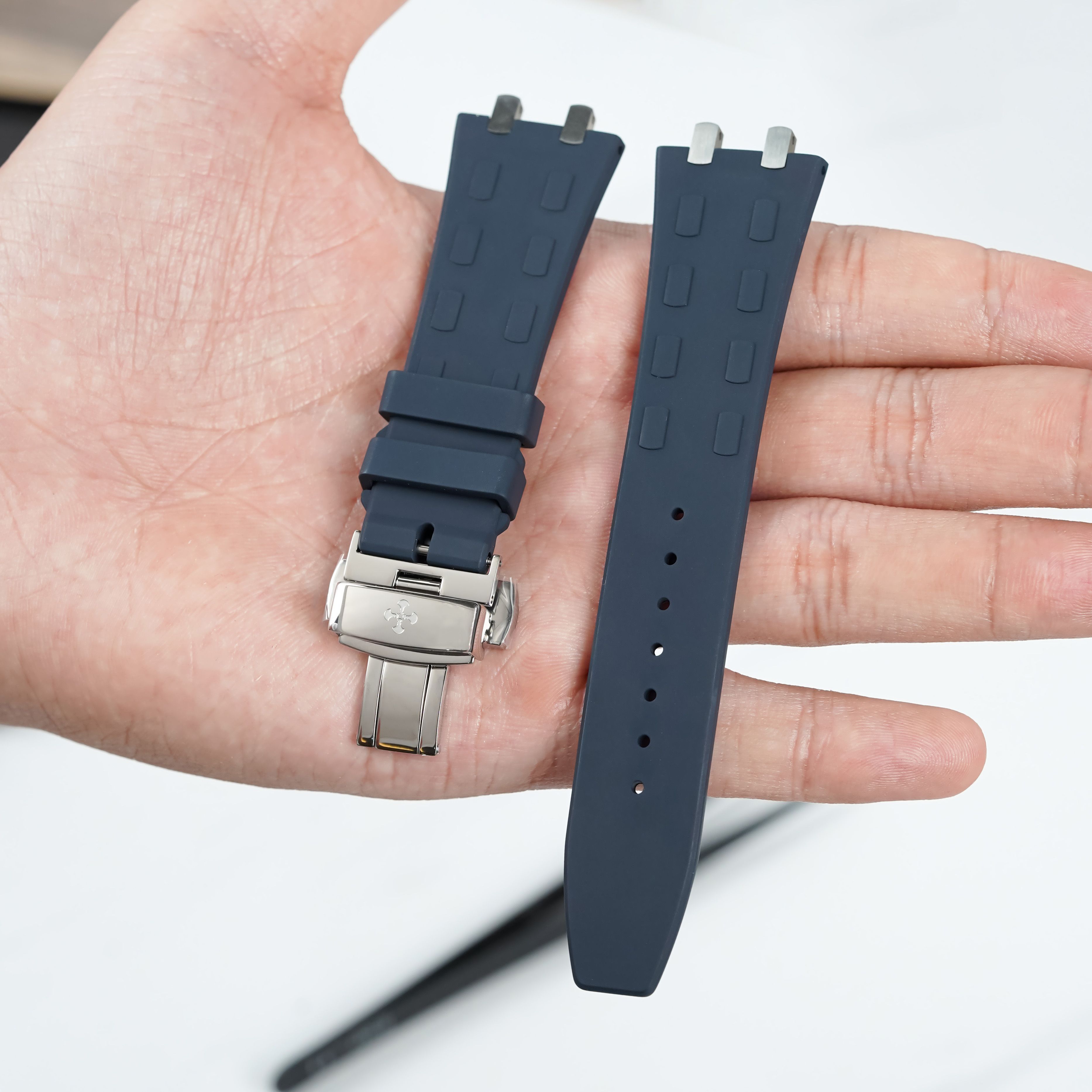 Dây Cao Su Màu Xanh Dương Đậm Kèm Khóa Thông Minh Cho AP Royal Oak 38mm ref.26315 Mẫu Dây Kim Loại 3 Dây Cao Su Màu Xanh Dương Đậm Kèm Khóa Thông Minh Cho AP Royal Oak 38mm ref.26315 Mẫu Dây Kim Loại - Ảnh 3