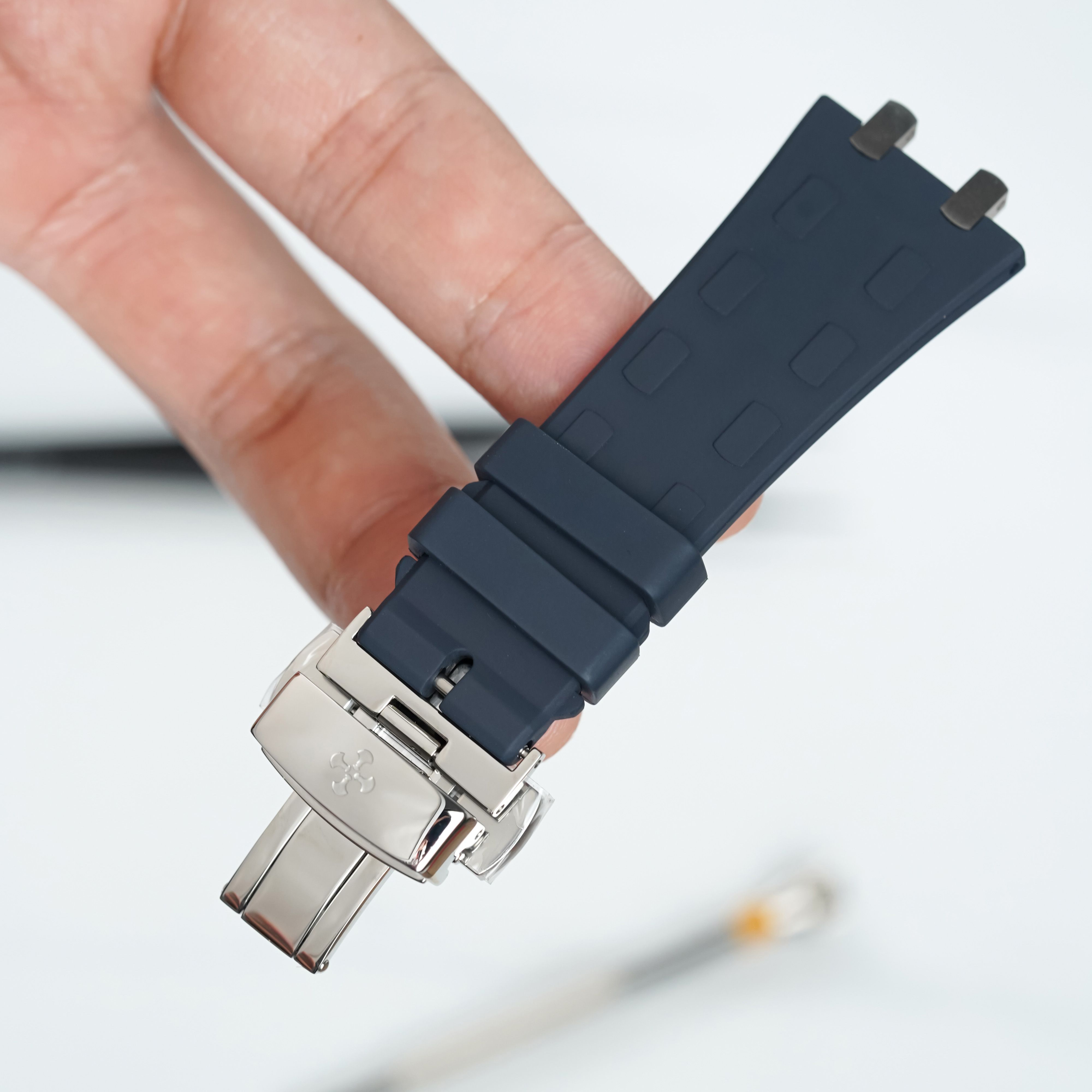 Dây Cao Su Màu Xanh Dương Đậm Kèm Khóa Thông Minh Cho AP Royal Oak 38mm ref.26315 Mẫu Dây Kim Loại 5 Dây Cao Su Màu Xanh Dương Đậm Kèm Khóa Thông Minh Cho AP Royal Oak 38mm ref.26315 Mẫu Dây Kim Loại - Ảnh 5