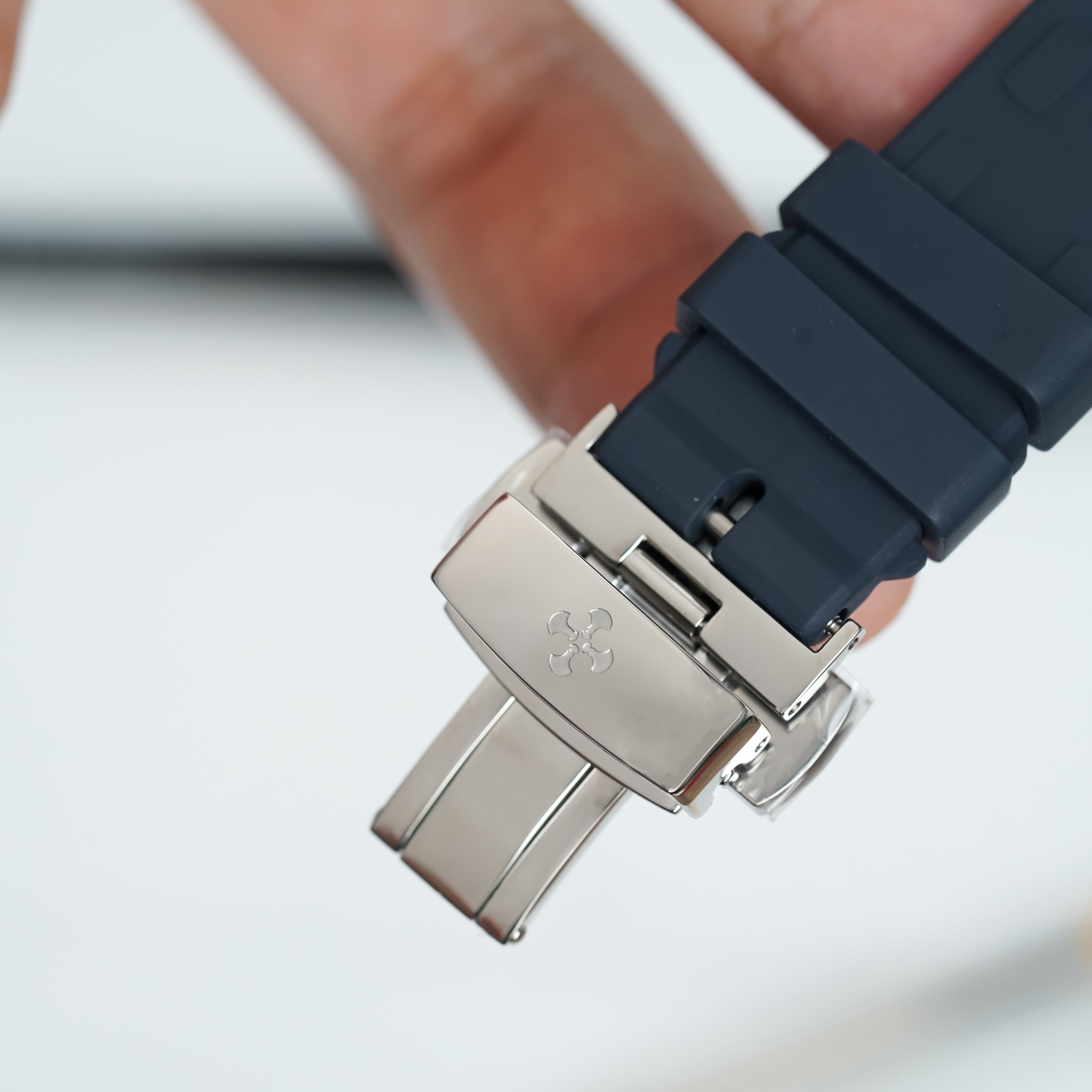 Dây Cao Su Màu Xanh Dương Đậm Kèm Khóa Thông Minh Cho AP Royal Oak 38mm ref.26315 Mẫu Dây Kim Loại 6 Dây Cao Su Màu Xanh Dương Đậm Kèm Khóa Thông Minh Cho AP Royal Oak 38mm ref.26315 Mẫu Dây Kim Loại - Ảnh 6