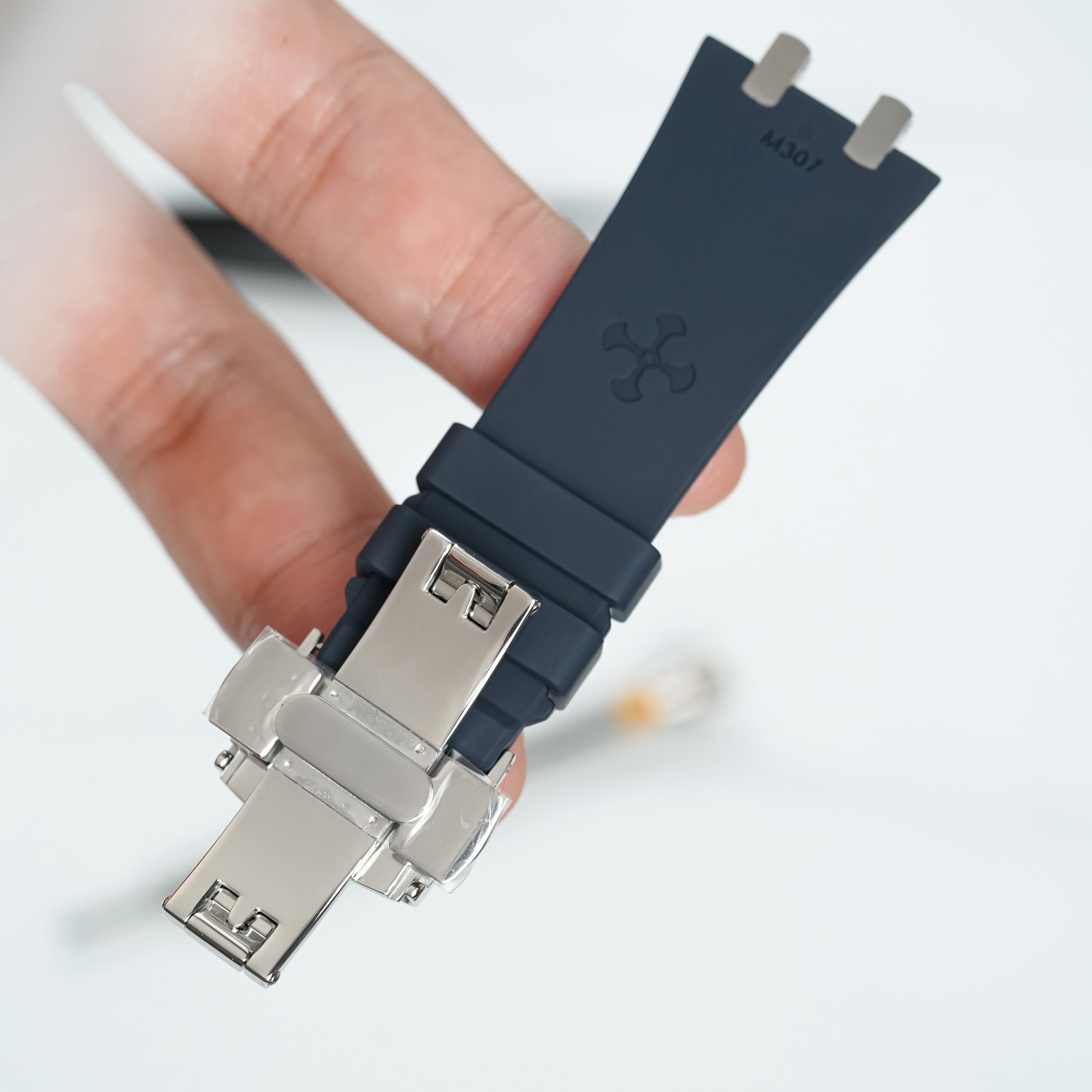 Dây Cao Su Màu Xanh Dương Đậm Kèm Khóa Thông Minh Cho AP Royal Oak 38mm ref.26315 Mẫu Dây Kim Loại 7 Dây Cao Su Màu Xanh Dương Đậm Kèm Khóa Thông Minh Cho AP Royal Oak 38mm ref.26315 Mẫu Dây Kim Loại - Ảnh 7